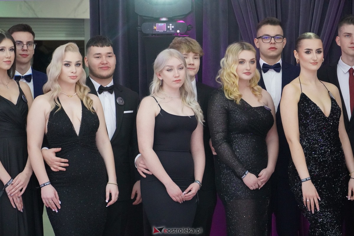 Studniówka 2024 w III Liceum Ogólnokształcącym im. Unii Europejskiej w Ostrołęce [06.01.2024] - zdjęcie #145 - eOstroleka.pl