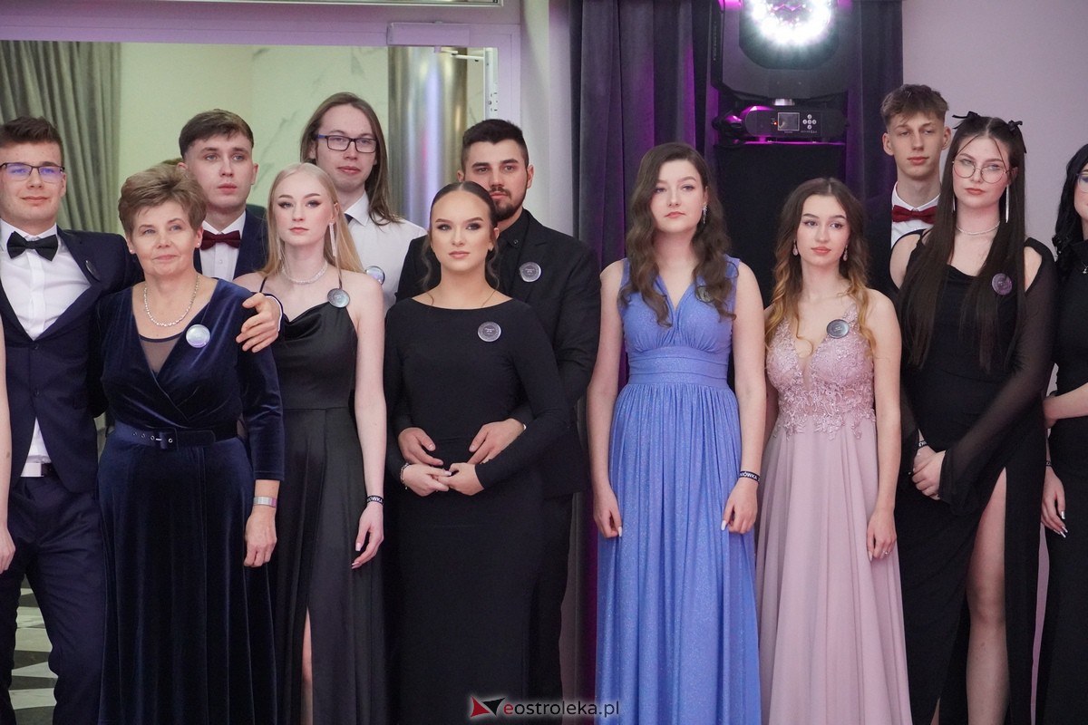 Studniówka 2024 w III Liceum Ogólnokształcącym im. Unii Europejskiej w Ostrołęce [06.01.2024] - zdjęcie #143 - eOstroleka.pl