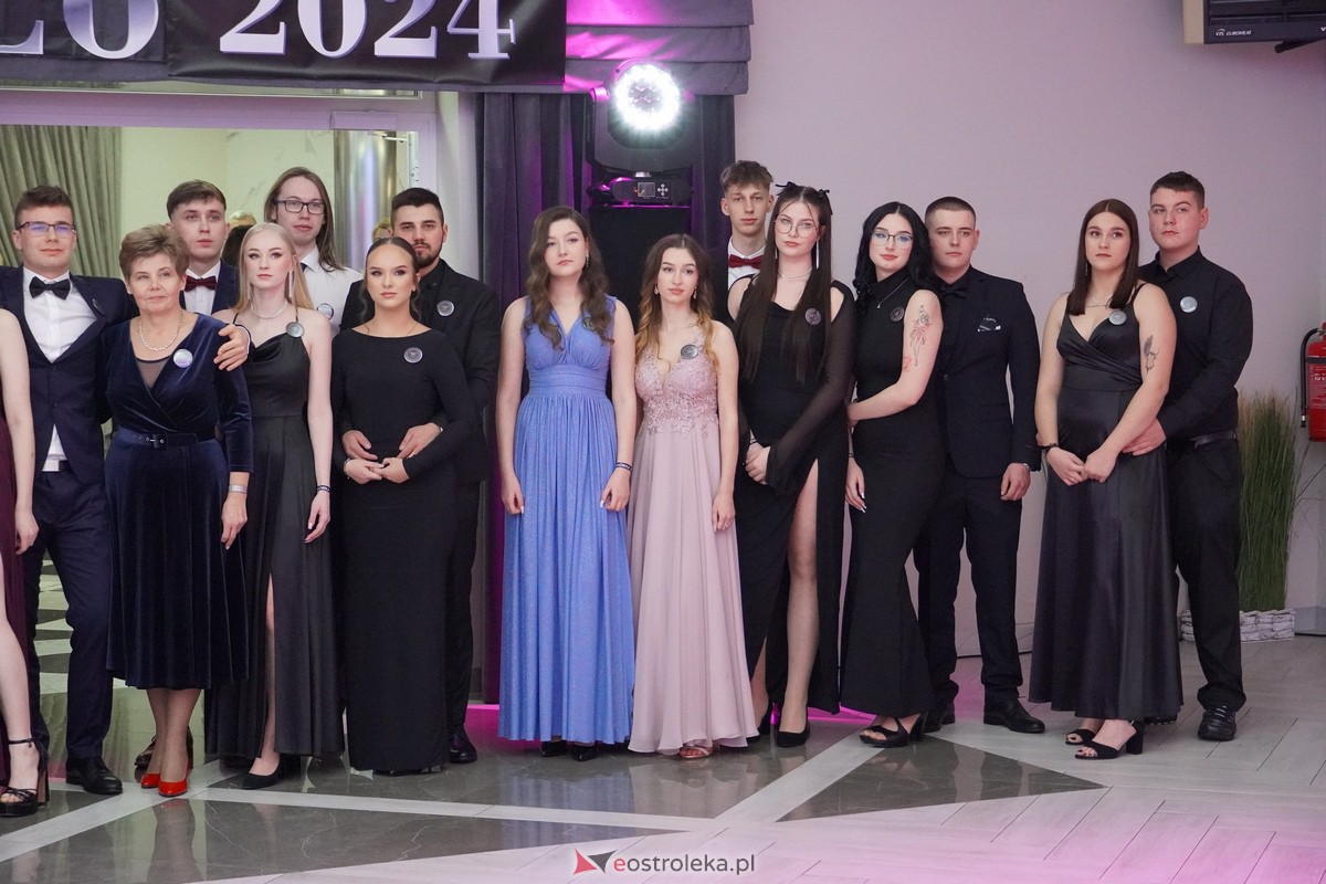Studniówka 2024 w III Liceum Ogólnokształcącym im. Unii Europejskiej w Ostrołęce [06.01.2024] - zdjęcie #142 - eOstroleka.pl