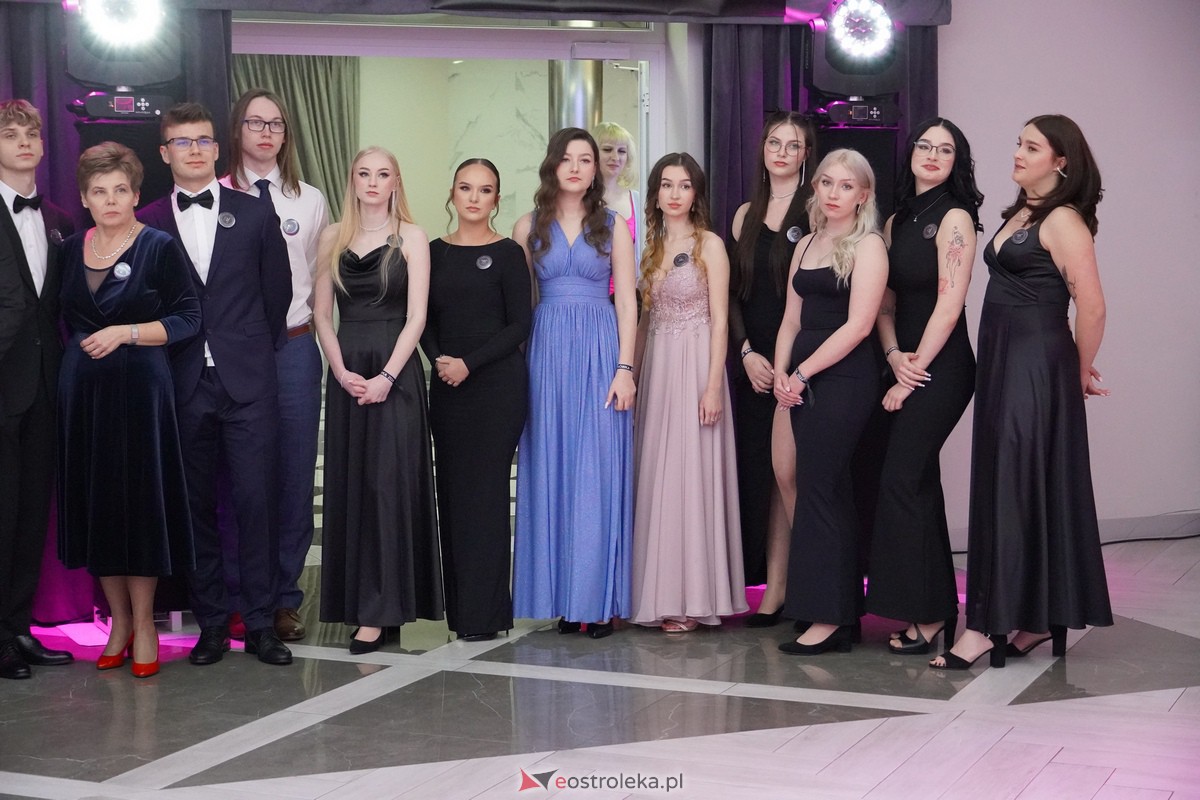 Studniówka 2024 w III Liceum Ogólnokształcącym im. Unii Europejskiej w Ostrołęce [06.01.2024] - zdjęcie #140 - eOstroleka.pl