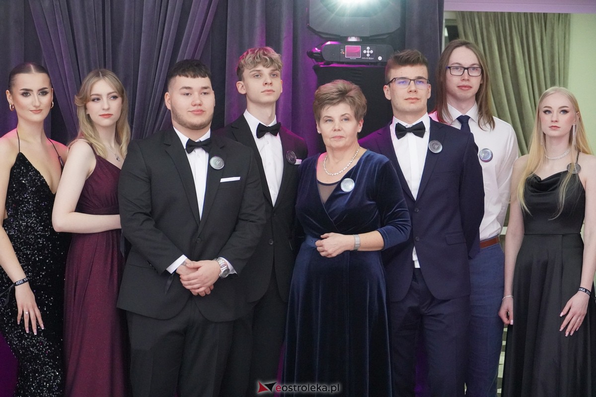 Studniówka 2024 w III Liceum Ogólnokształcącym im. Unii Europejskiej w Ostrołęce [06.01.2024] - zdjęcie #138 - eOstroleka.pl