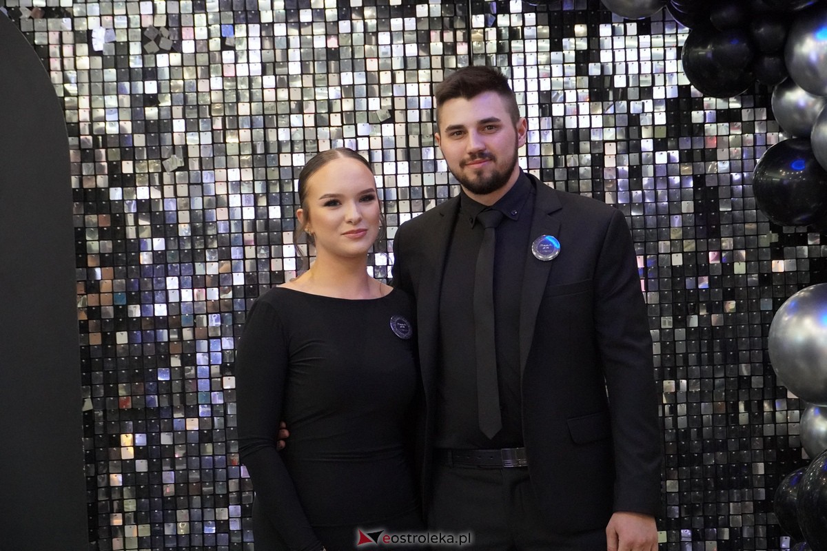 Studniówka 2024 w III Liceum Ogólnokształcącym im. Unii Europejskiej w Ostrołęce [06.01.2024] - zdjęcie #137 - eOstroleka.pl