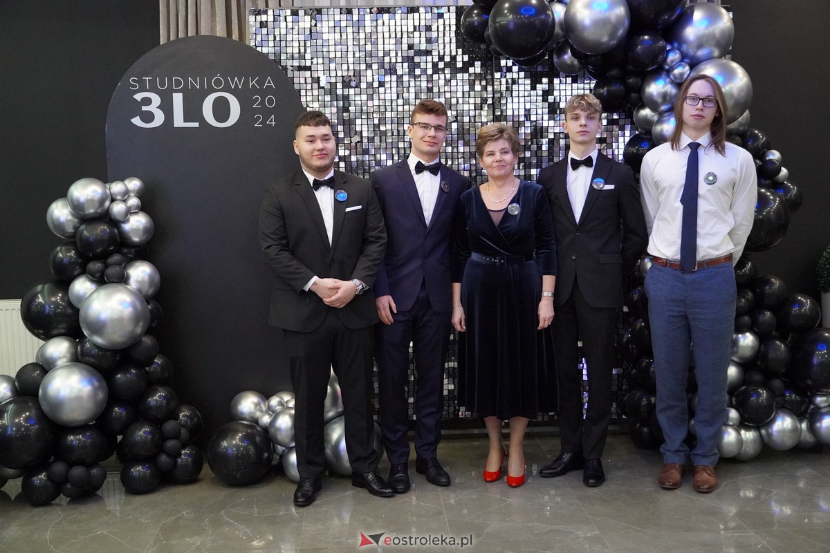 Studniówka 2024 w III Liceum Ogólnokształcącym im. Unii Europejskiej w Ostrołęce [06.01.2024] - zdjęcie #136 - eOstroleka.pl