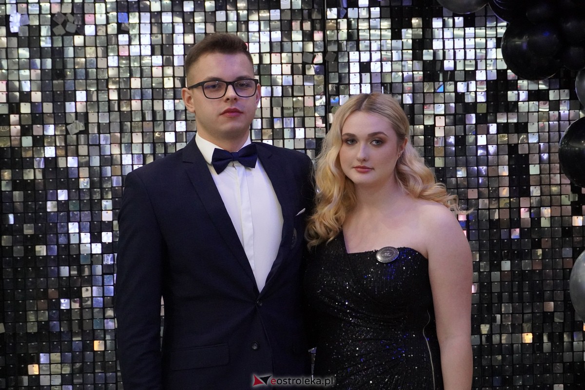 Studniówka 2024 w III Liceum Ogólnokształcącym im. Unii Europejskiej w Ostrołęce [06.01.2024] - zdjęcie #134 - eOstroleka.pl