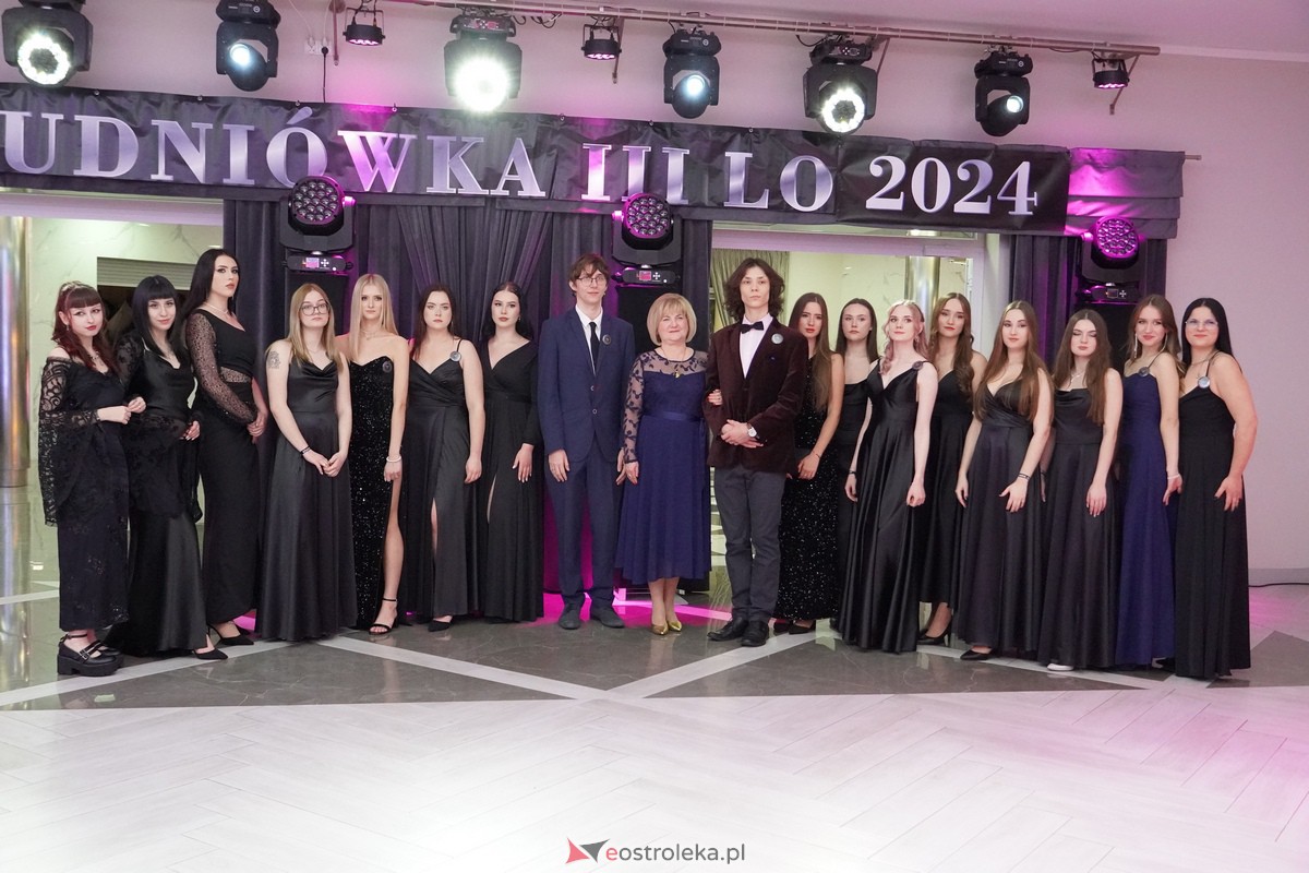 Studniówka 2024 w III Liceum Ogólnokształcącym im. Unii Europejskiej w Ostrołęce [06.01.2024] - zdjęcie #126 - eOstroleka.pl