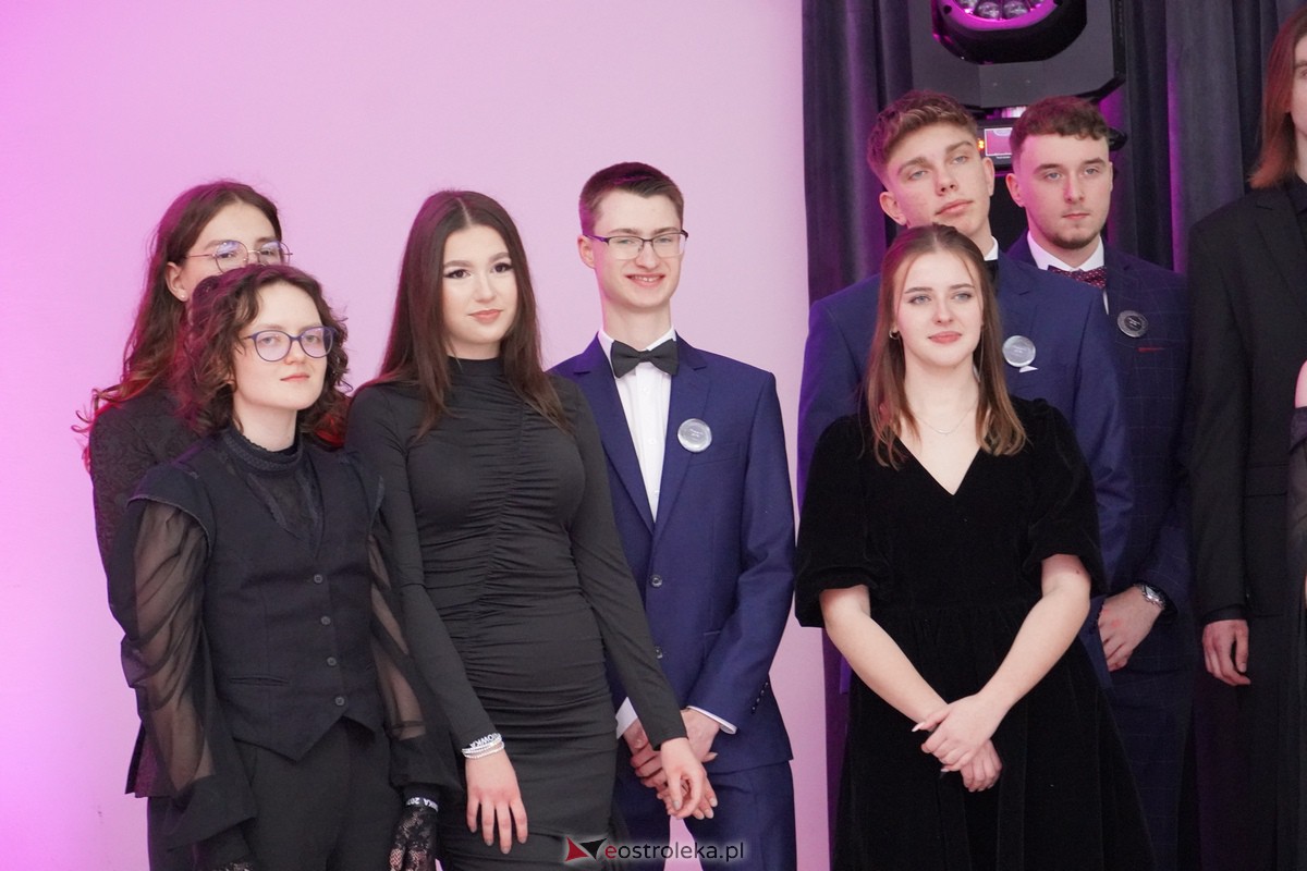 Studniówka 2024 w III Liceum Ogólnokształcącym im. Unii Europejskiej w Ostrołęce [06.01.2024] - zdjęcie #120 - eOstroleka.pl