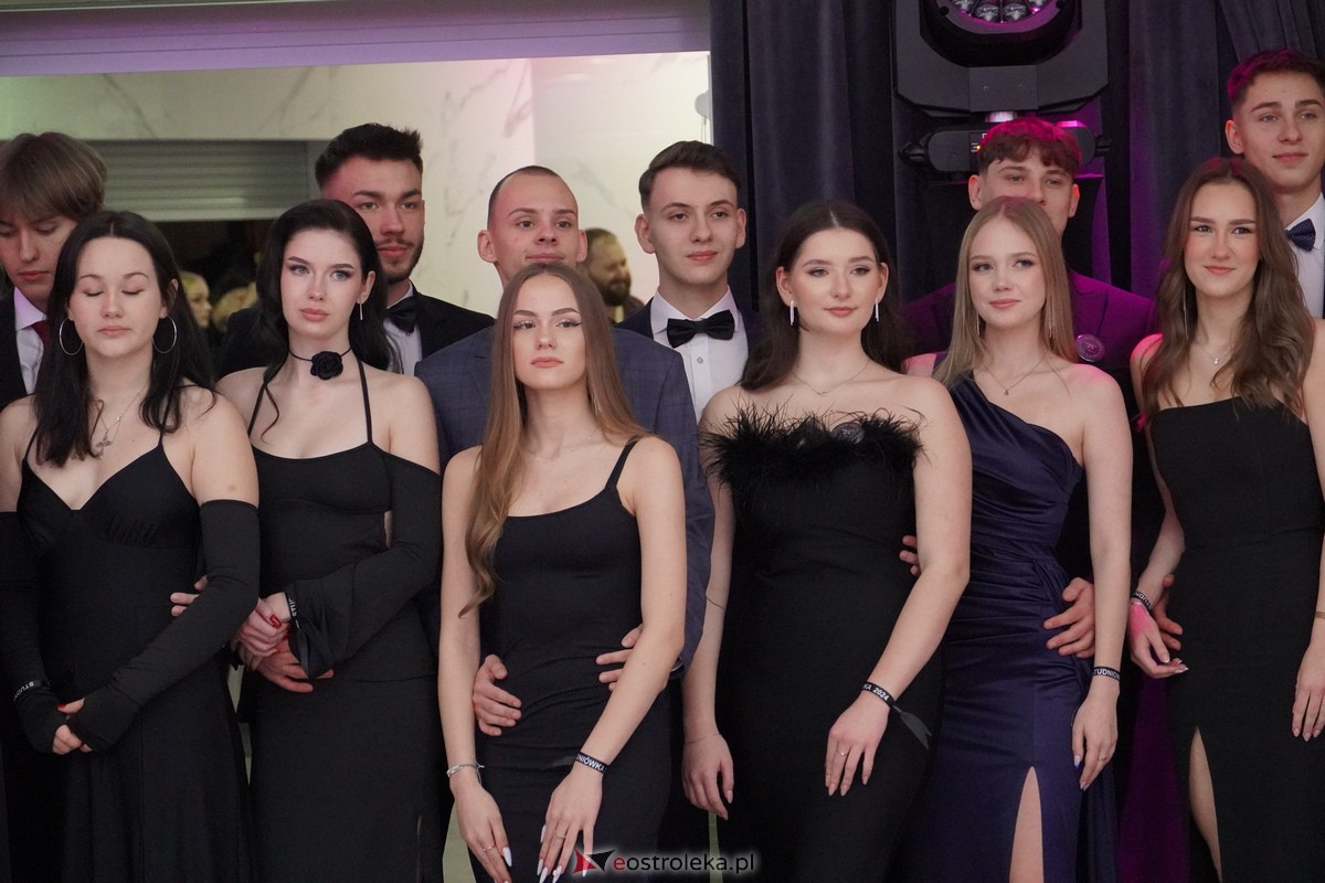 Studniówka 2024 w III Liceum Ogólnokształcącym im. Unii Europejskiej w Ostrołęce [06.01.2024] - zdjęcie #118 - eOstroleka.pl