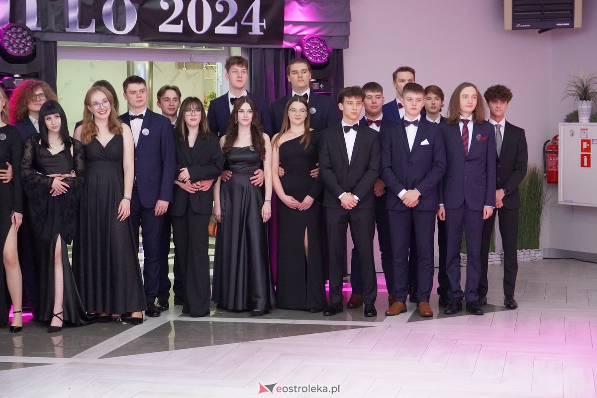 Studniówka 2024 w III Liceum Ogólnokształcącym im. Unii Europejskiej w Ostrołęce [06.01.2024] - zdjęcie #115 - eOstroleka.pl