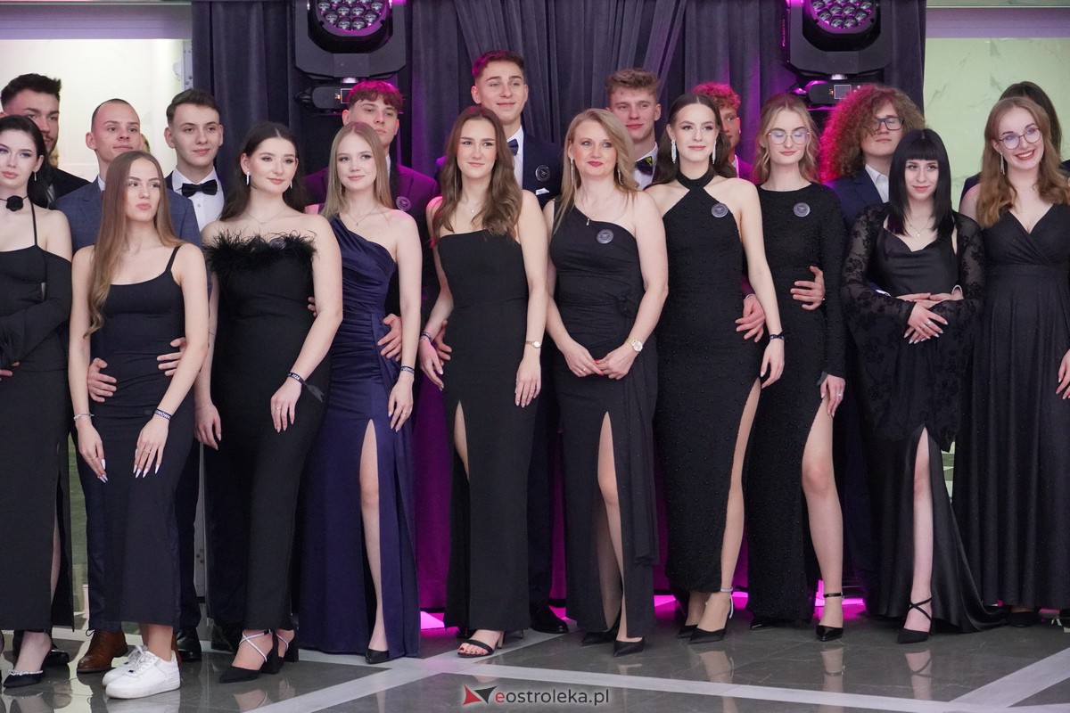 Studniówka 2024 w III Liceum Ogólnokształcącym im. Unii Europejskiej w Ostrołęce [06.01.2024] - zdjęcie #114 - eOstroleka.pl