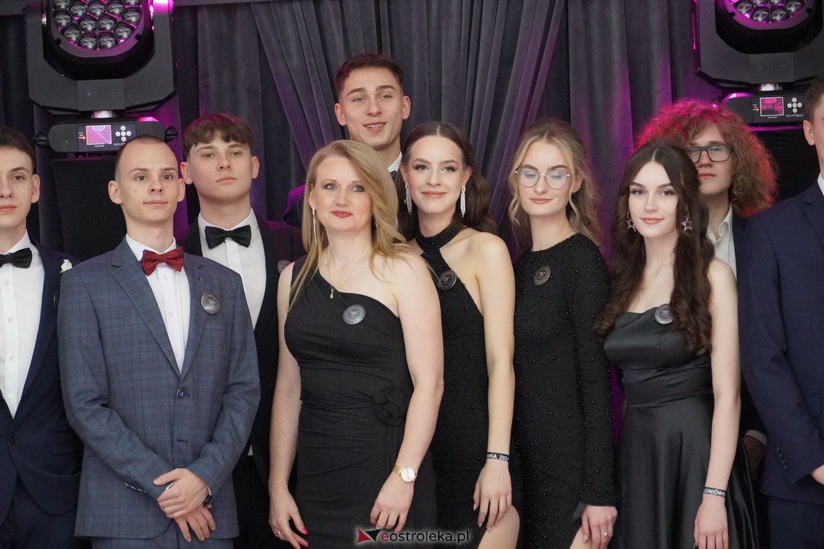 Studniówka 2024 w III Liceum Ogólnokształcącym im. Unii Europejskiej w Ostrołęce [06.01.2024] - zdjęcie #111 - eOstroleka.pl