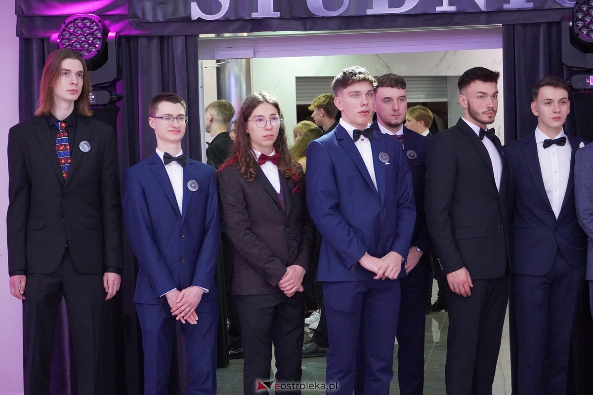 Studniówka 2024 w III Liceum Ogólnokształcącym im. Unii Europejskiej w Ostrołęce [06.01.2024] - zdjęcie #108 - eOstroleka.pl