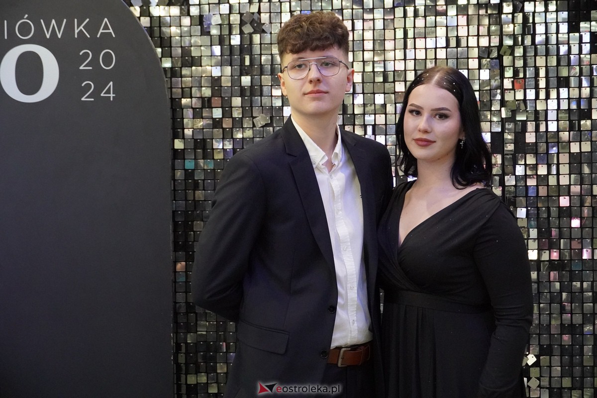 Studniówka 2024 w III Liceum Ogólnokształcącym im. Unii Europejskiej w Ostrołęce [06.01.2024] - zdjęcie #105 - eOstroleka.pl