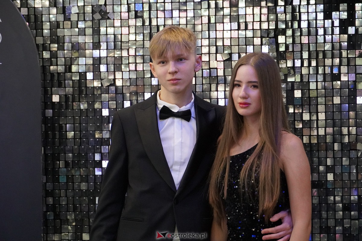 Studniówka 2024 w III Liceum Ogólnokształcącym im. Unii Europejskiej w Ostrołęce [06.01.2024] - zdjęcie #103 - eOstroleka.pl