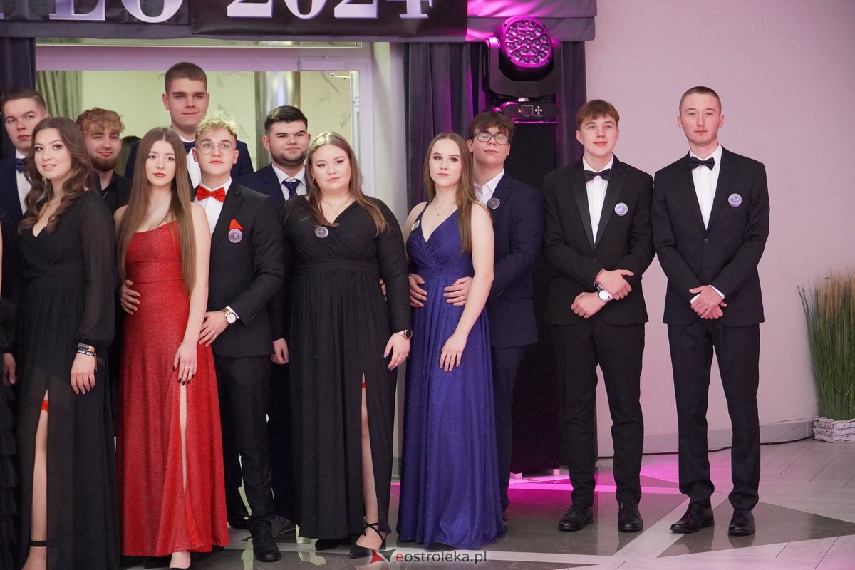 Studniówka 2024 w III Liceum Ogólnokształcącym im. Unii Europejskiej w Ostrołęce [06.01.2024] - zdjęcie #91 - eOstroleka.pl