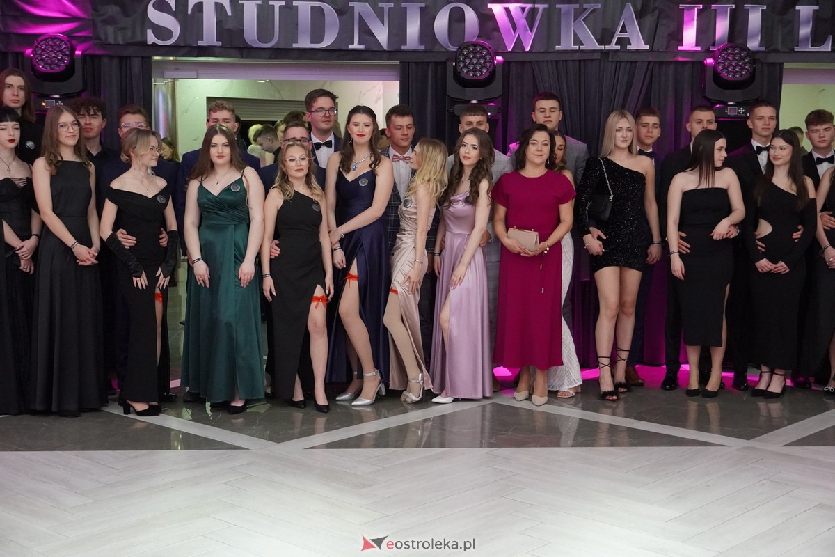 Studniówka 2024 w III Liceum Ogólnokształcącym im. Unii Europejskiej w Ostrołęce [06.01.2024] - zdjęcie #73 - eOstroleka.pl