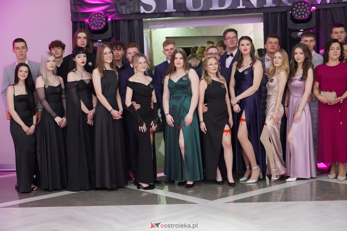Studniówka 2024 w III Liceum Ogólnokształcącym im. Unii Europejskiej w Ostrołęce [06.01.2024] - zdjęcie #63 - eOstroleka.pl