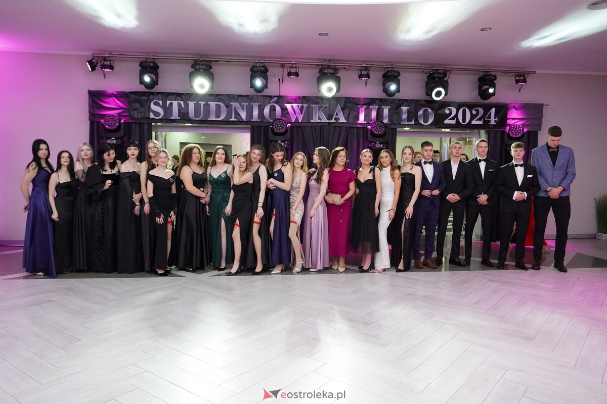 Studniówka 2024 w III Liceum Ogólnokształcącym im. Unii Europejskiej w Ostrołęce [06.01.2024] - zdjęcie #59 - eOstroleka.pl