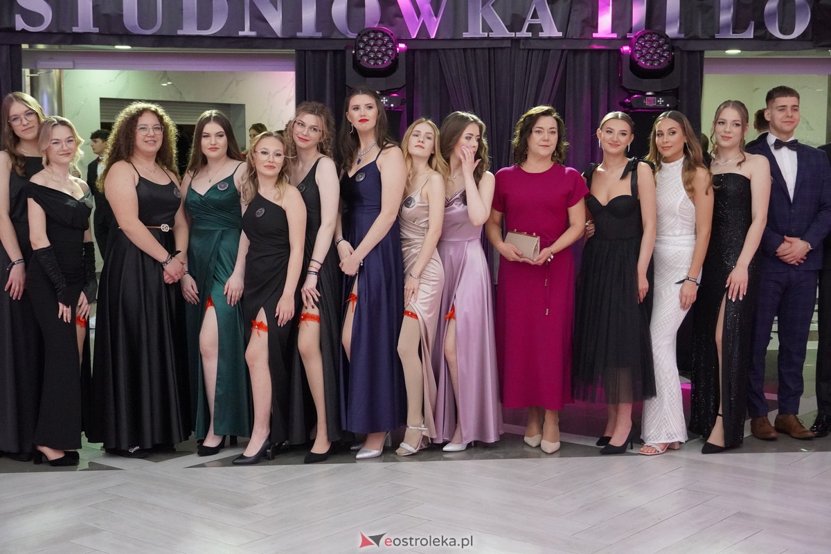 Studniówka 2024 w III Liceum Ogólnokształcącym im. Unii Europejskiej w Ostrołęce [06.01.2024] - zdjęcie #57 - eOstroleka.pl