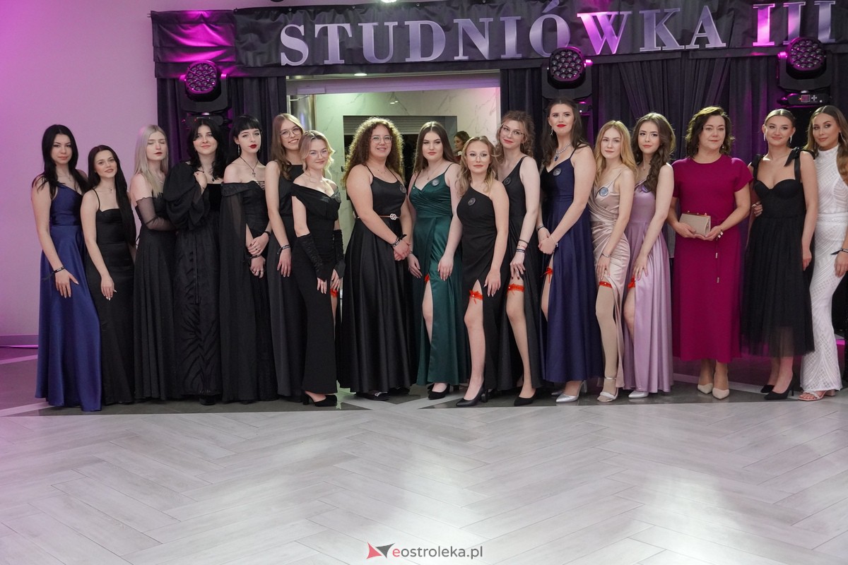 Studniówka 2024 w III Liceum Ogólnokształcącym im. Unii Europejskiej w Ostrołęce [06.01.2024] - zdjęcie #55 - eOstroleka.pl