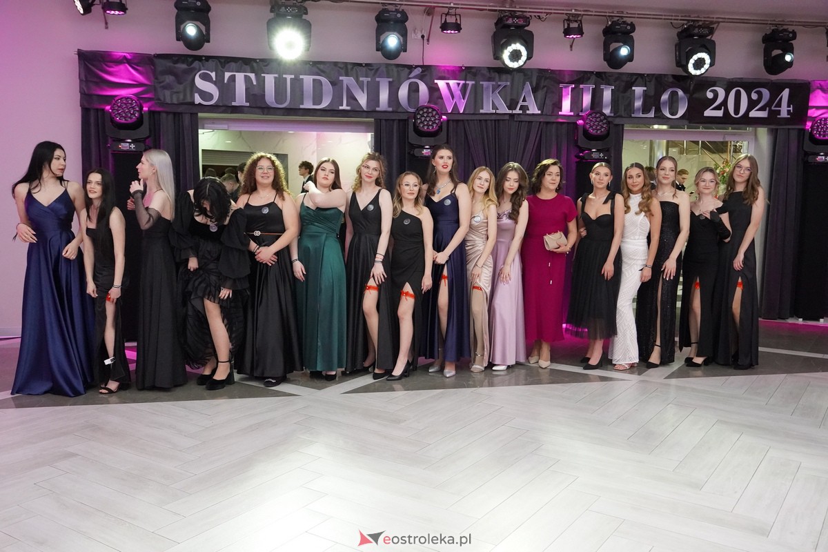 Studniówka 2024 w III Liceum Ogólnokształcącym im. Unii Europejskiej w Ostrołęce [06.01.2024] - zdjęcie #74 - eOstroleka.pl
