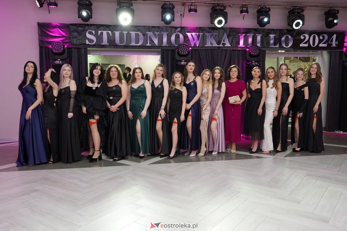 Studniówka 2024 w III Liceum Ogólnokształcącym im. Unii Europejskiej w Ostrołęce [06.01.2024] - zdjęcie #72 - eOstroleka.pl