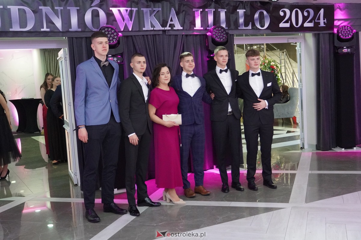 Studniówka 2024 w III Liceum Ogólnokształcącym im. Unii Europejskiej w Ostrołęce [06.01.2024] - zdjęcie #70 - eOstroleka.pl