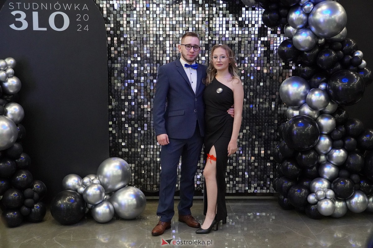 Studniówka 2024 w III Liceum Ogólnokształcącym im. Unii Europejskiej w Ostrołęce [06.01.2024] - zdjęcie #58 - eOstroleka.pl