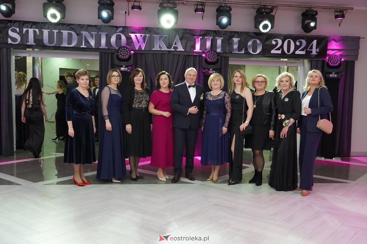 Studniówka 2024 w III Liceum Ogólnokształcącym im. Unii Europejskiej w Ostrołęce [06.01.2024] - zdjęcie #42 - eOstroleka.pl