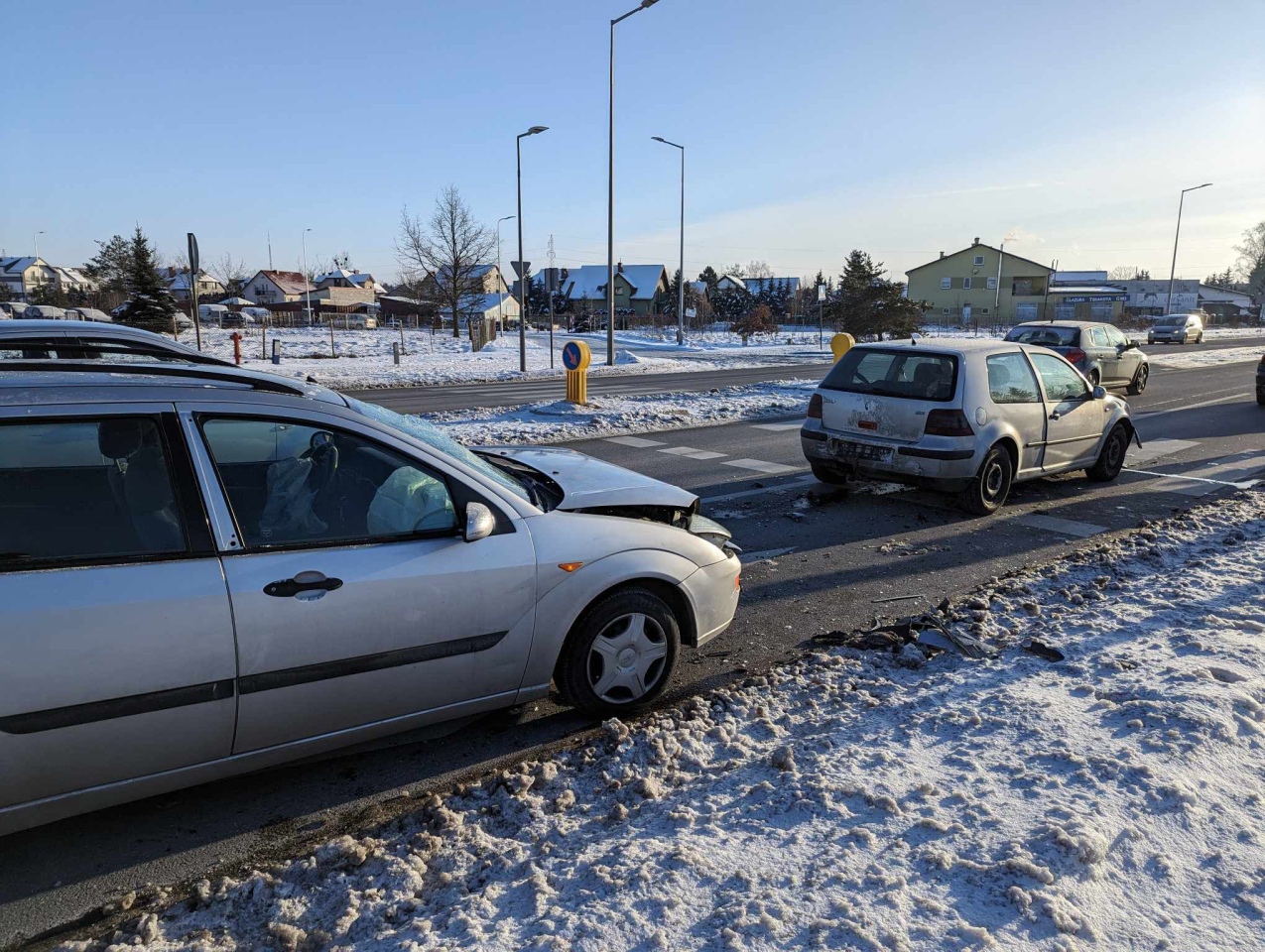 Kraksa trzech aut na ulicy Ostrowskiej w Ostrołęce [08.01.2024] - zdjęcie #7 - eOstroleka.pl