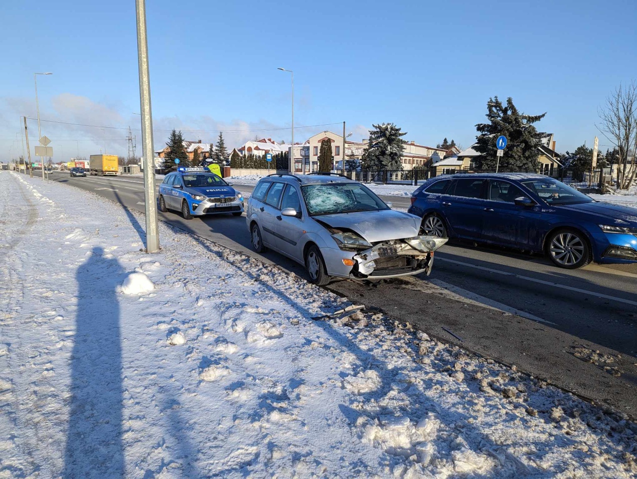 Kraksa trzech aut na ulicy Ostrowskiej w Ostrołęce [08.01.2024] - zdjęcie #6 - eOstroleka.pl
