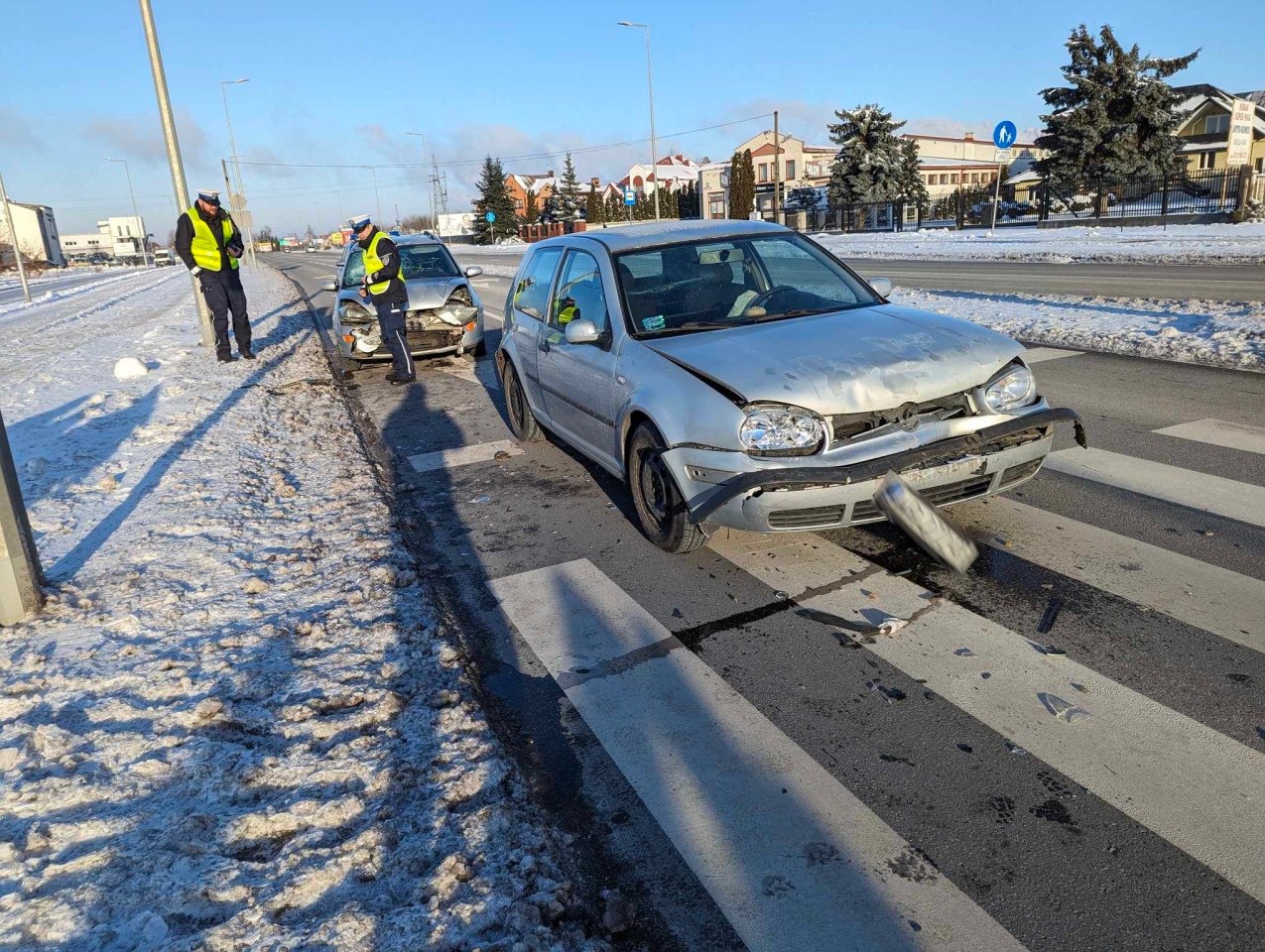 Kraksa trzech aut na ulicy Ostrowskiej w Ostrołęce [08.01.2024] - zdjęcie #5 - eOstroleka.pl