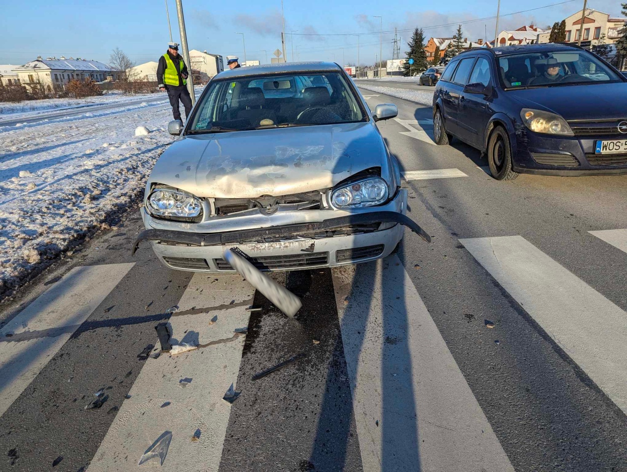 Kraksa trzech aut na ulicy Ostrowskiej w Ostrołęce [08.01.2024] - zdjęcie #4 - eOstroleka.pl