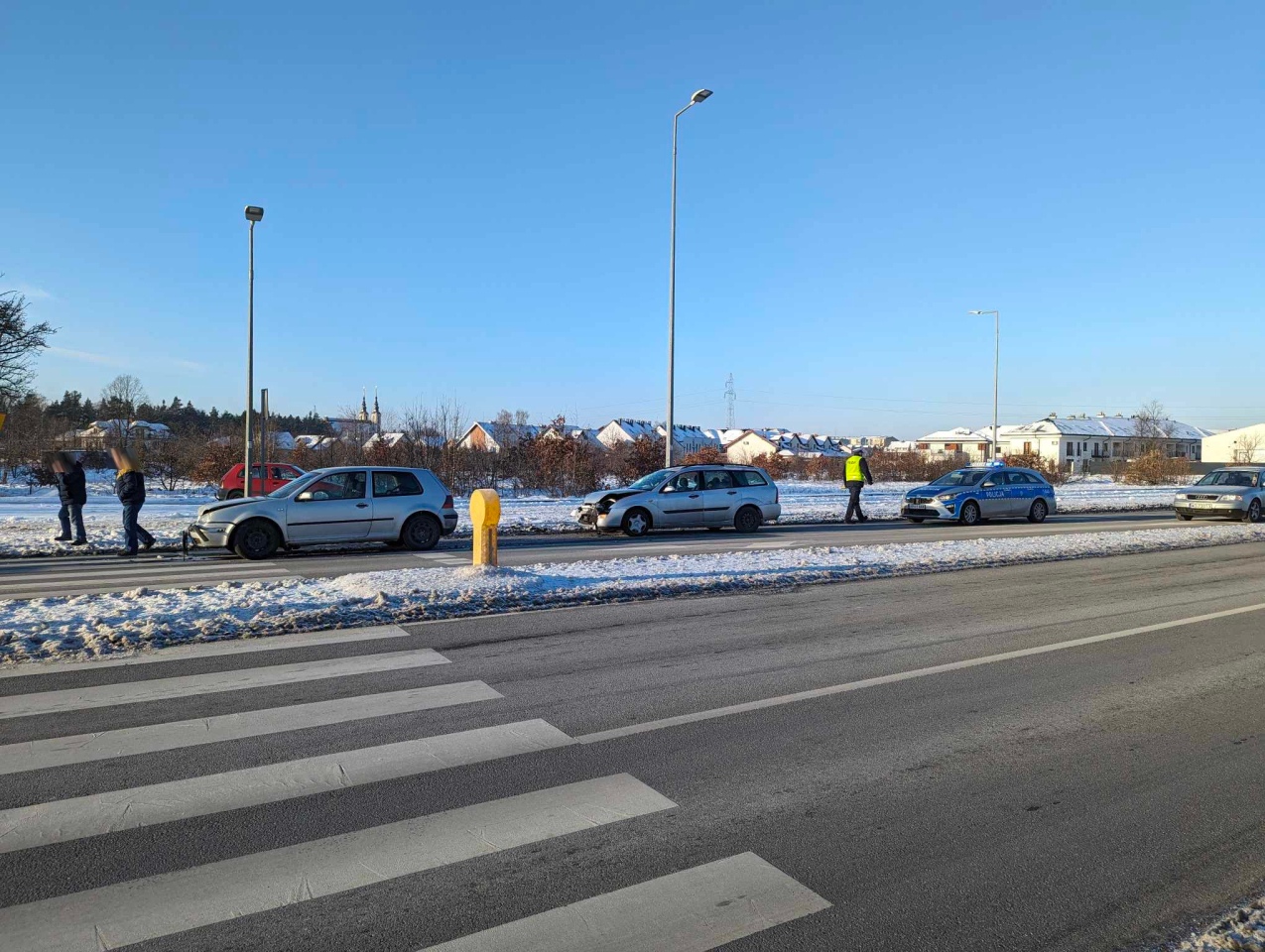 Kraksa trzech aut na ulicy Ostrowskiej w Ostrołęce [08.01.2024] - zdjęcie #3 - eOstroleka.pl