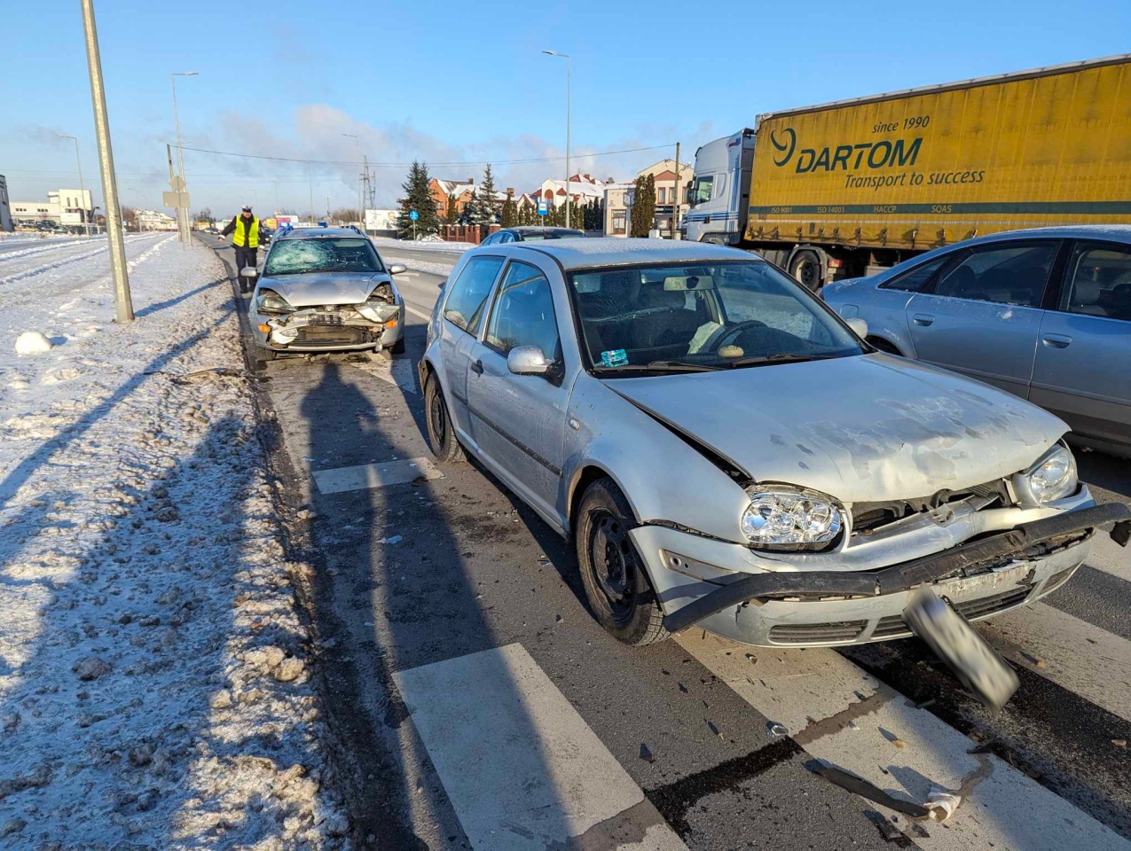 Kraksa trzech aut na ulicy Ostrowskiej w Ostrołęce [08.01.2024] - zdjęcie #2 - eOstroleka.pl
