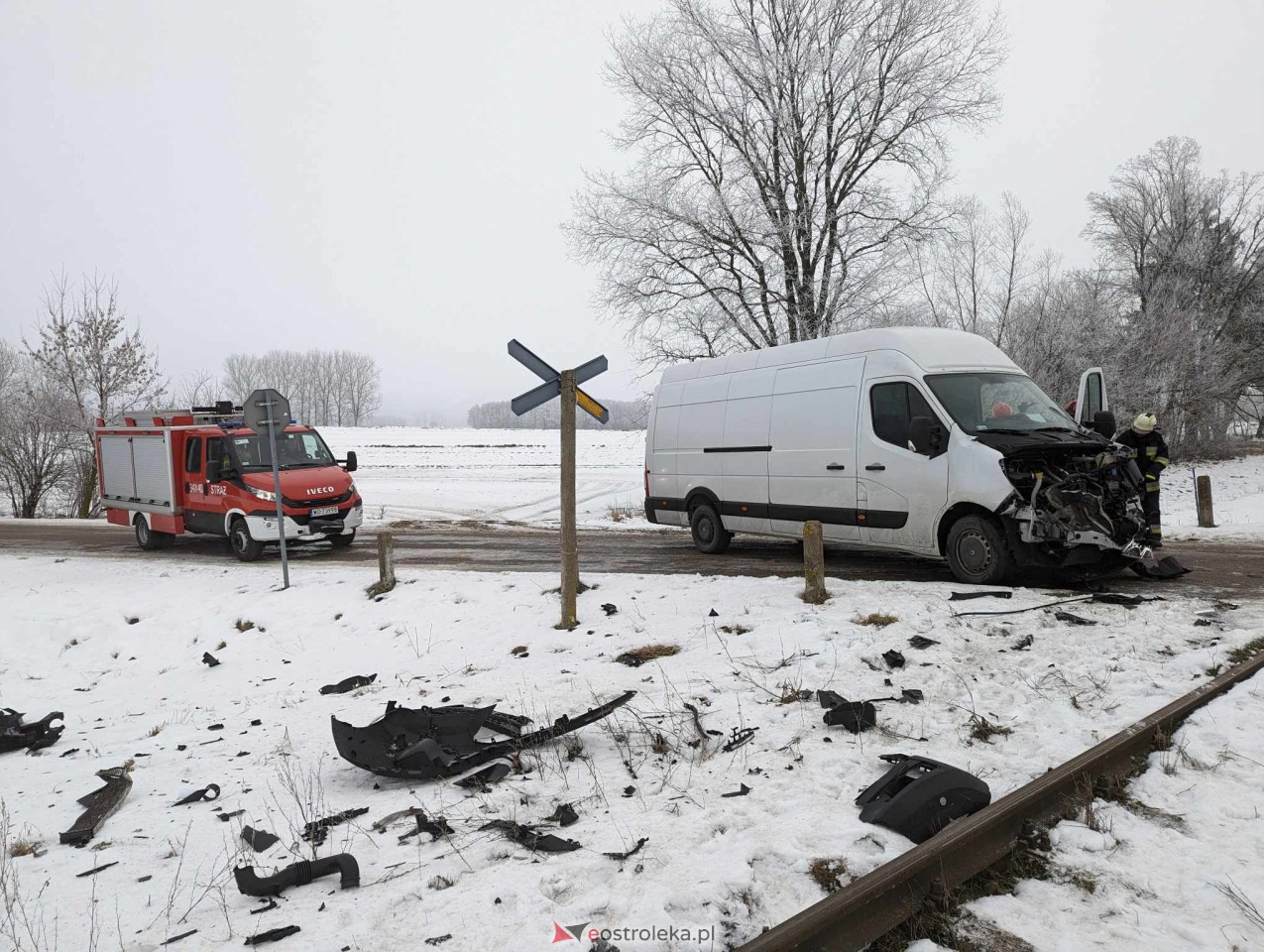 Wypadek na przejeździe kolejowym pod Czerwinem [10.01.2024] - zdjęcie #3 - eOstroleka.pl