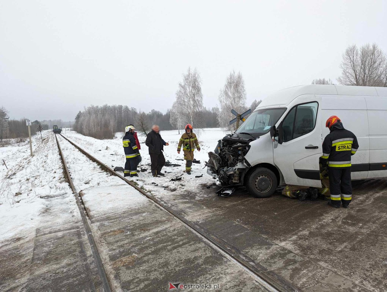 Wypadek na przejeździe kolejowym pod Czerwinem [10.01.2024] - zdjęcie #7 - eOstroleka.pl