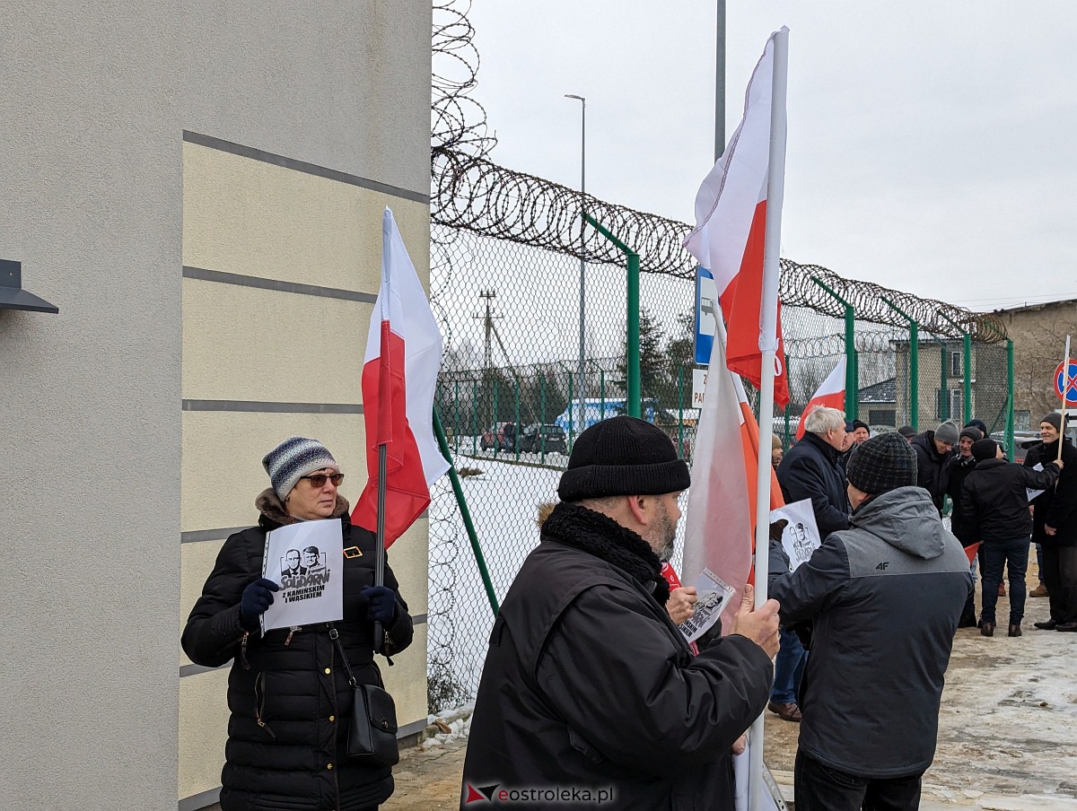 Manifestacja w obronie M. Wąsika przed ZK Przytuły Stare [12.01.2023] - zdjęcie #2 - eOstroleka.pl