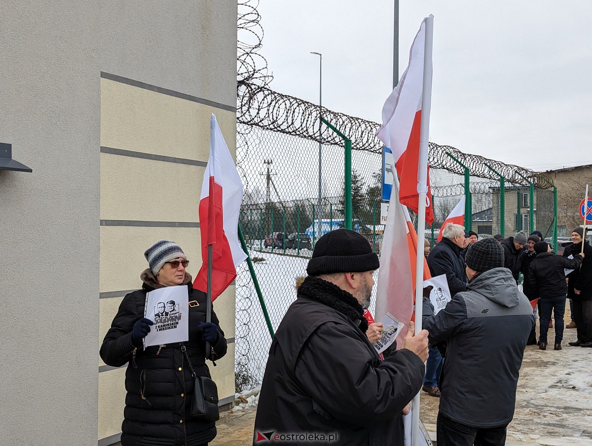 Manifestacja w obronie M. Wąsika przed ZK Przytuły Stare [12.01.2023] - zdjęcie #61 - eOstroleka.pl