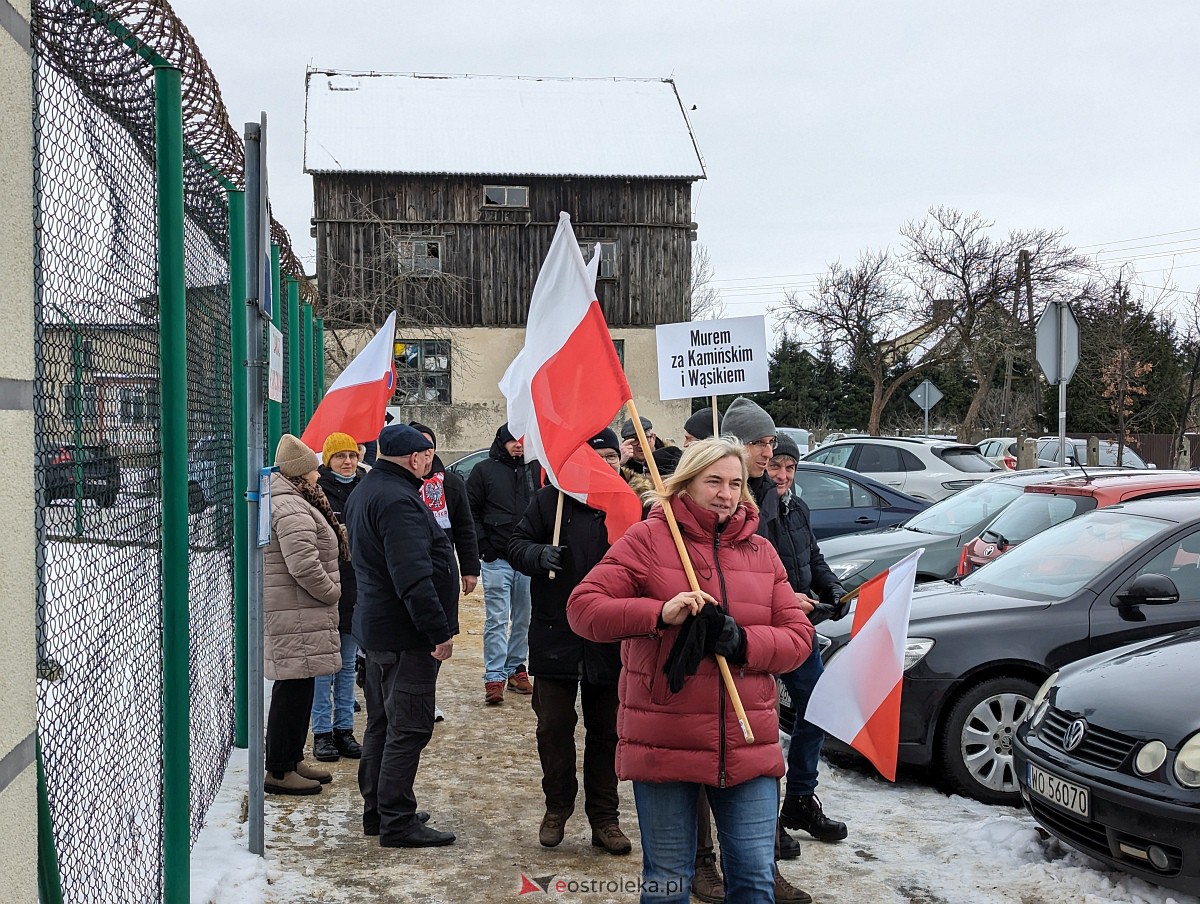 Manifestacja w obronie M. Wąsika przed ZK Przytuły Stare [12.01.2023] - zdjęcie #3 - eOstroleka.pl