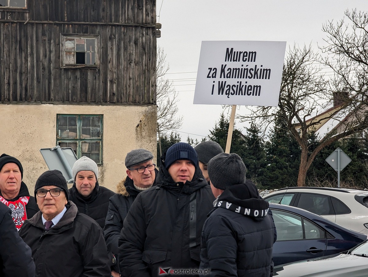 Manifestacja w obronie M. Wąsika przed ZK Przytuły Stare [12.01.2023] - zdjęcie #5 - eOstroleka.pl