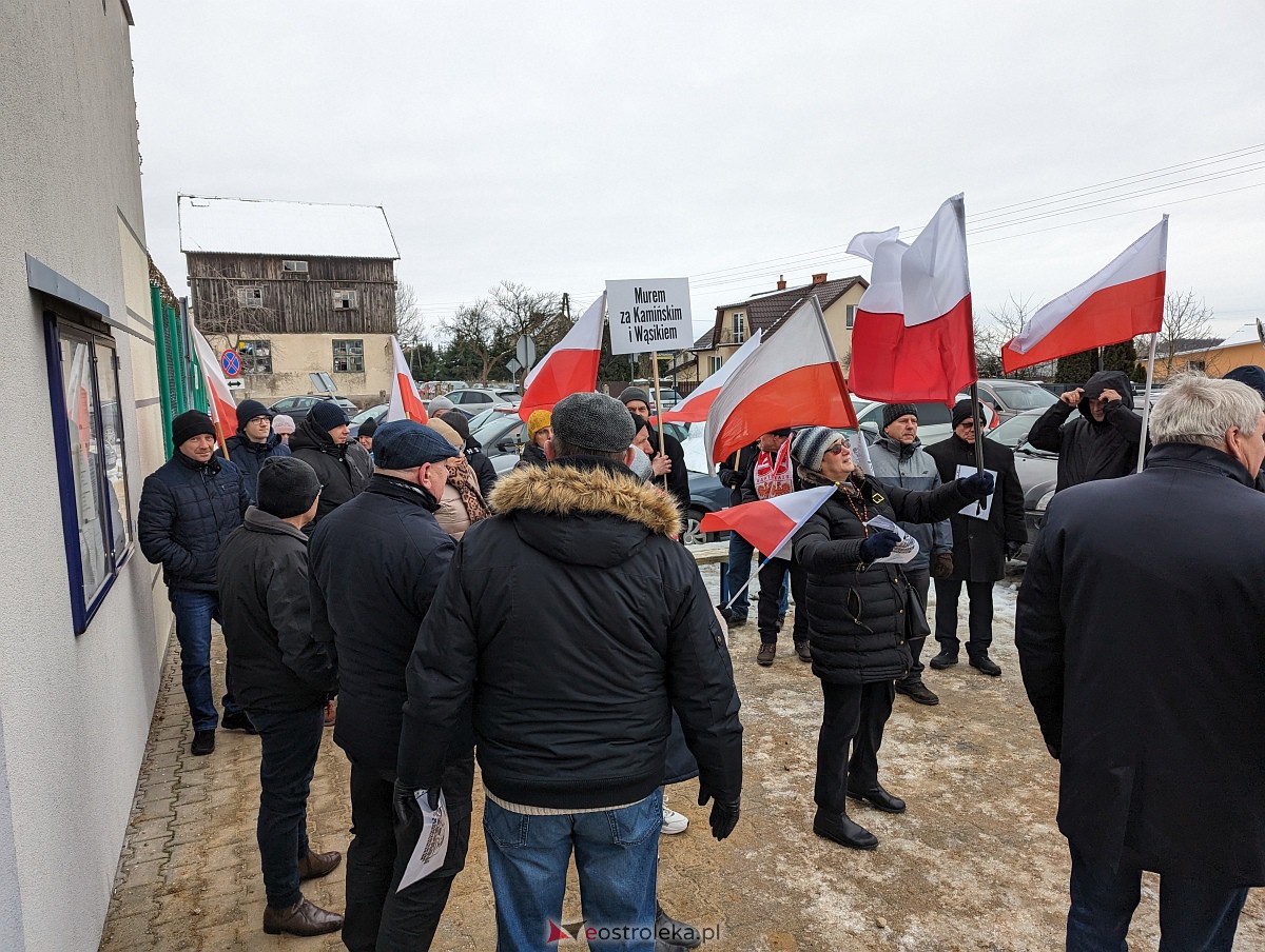 Manifestacja w obronie M. Wąsika przed ZK Przytuły Stare [12.01.2023] - zdjęcie #7 - eOstroleka.pl
