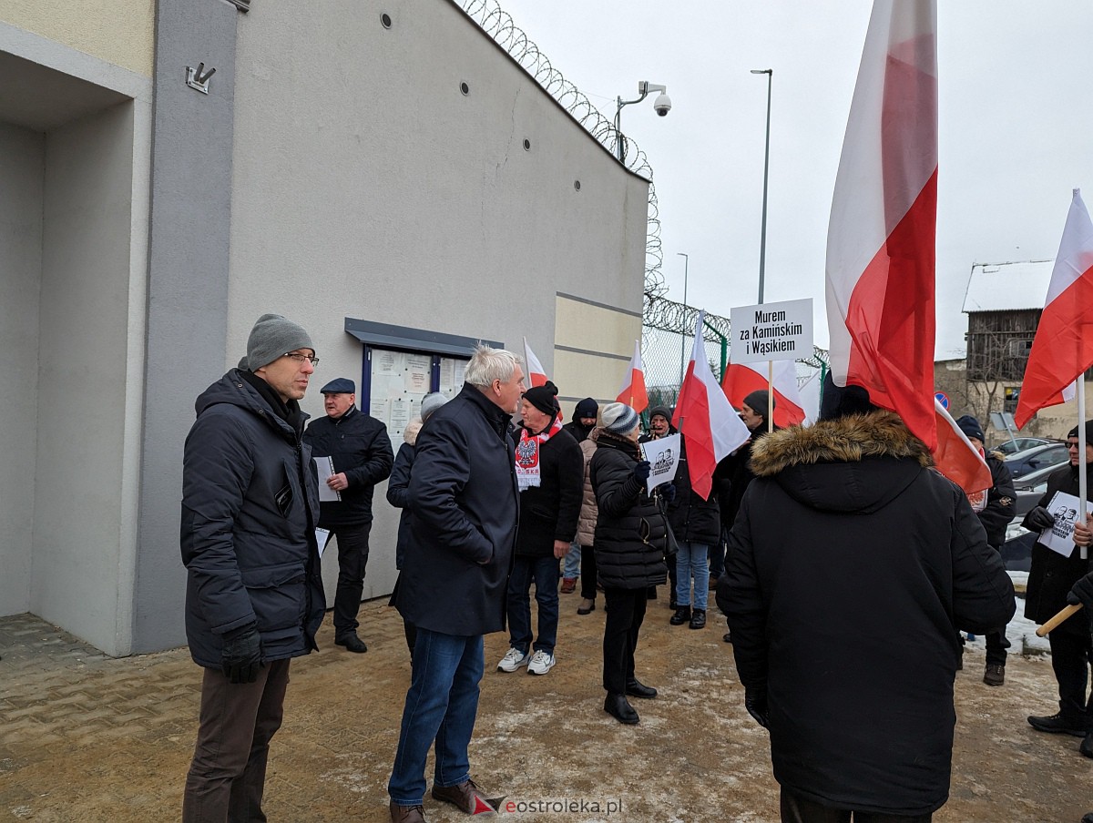 Manifestacja w obronie M. Wąsika przed ZK Przytuły Stare [12.01.2023] - zdjęcie #8 - eOstroleka.pl