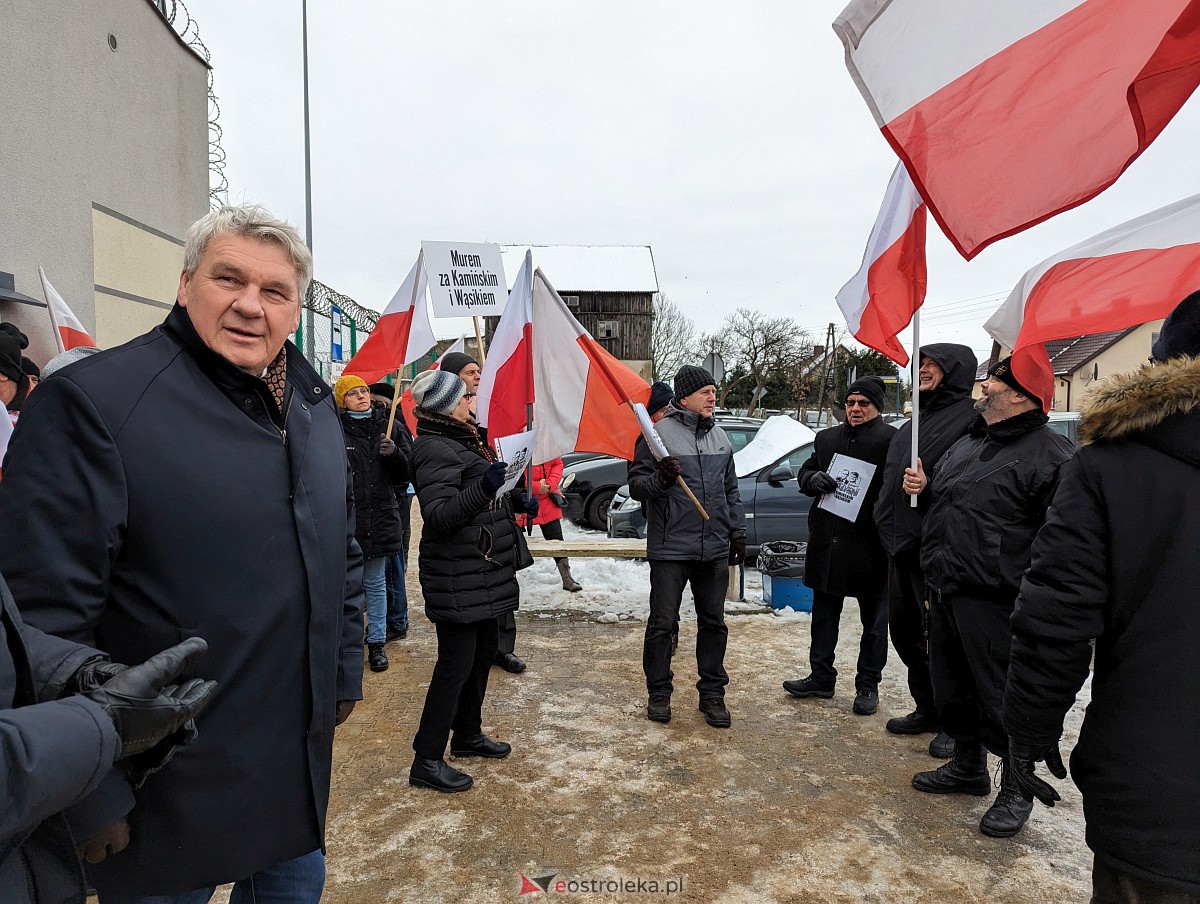 Manifestacja w obronie M. Wąsika przed ZK Przytuły Stare [12.01.2023] - zdjęcie #9 - eOstroleka.pl