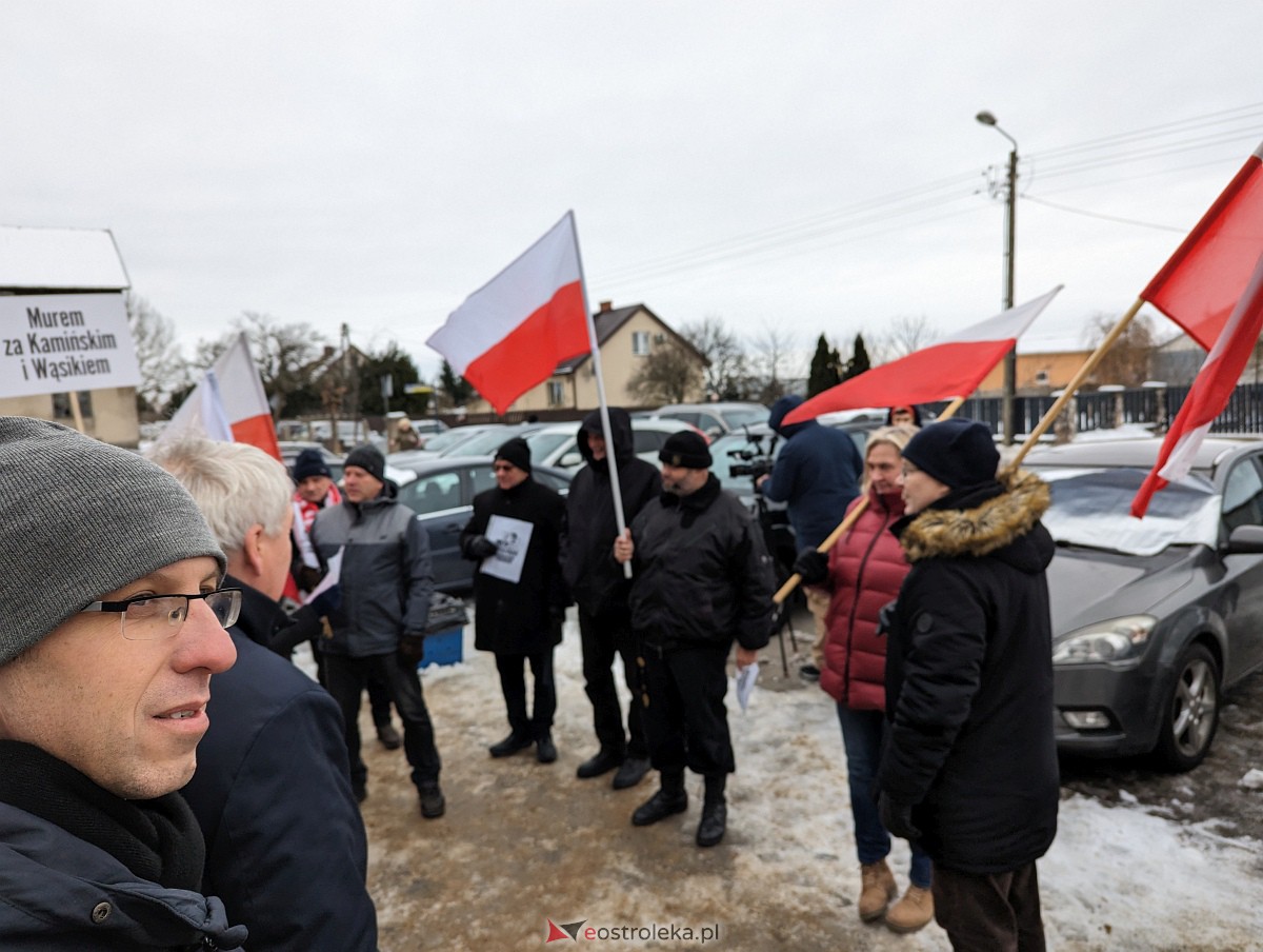 Manifestacja w obronie M. Wąsika przed ZK Przytuły Stare [12.01.2023] - zdjęcie #10 - eOstroleka.pl