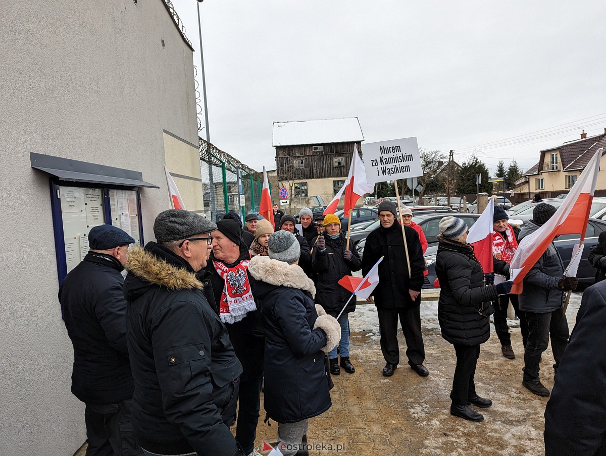 Manifestacja w obronie M. Wąsika przed ZK Przytuły Stare [12.01.2023] - zdjęcie #52 - eOstroleka.pl