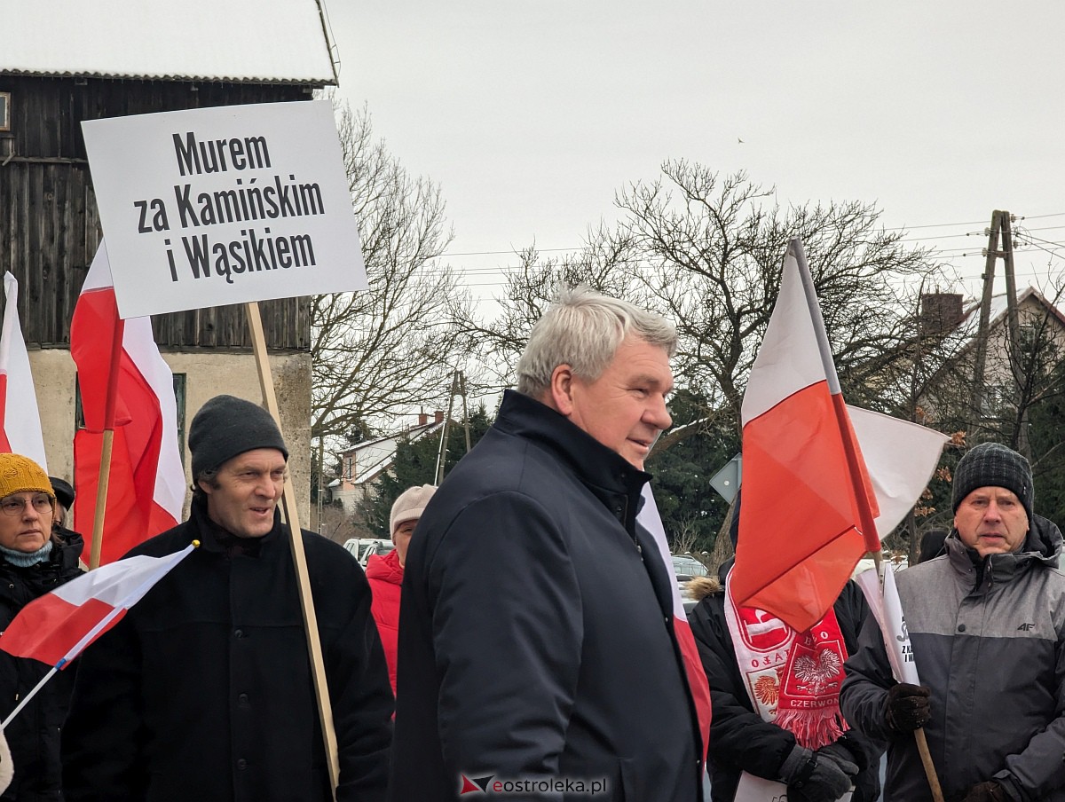 Manifestacja w obronie M. Wąsika przed ZK Przytuły Stare [12.01.2023] - zdjęcie #12 - eOstroleka.pl