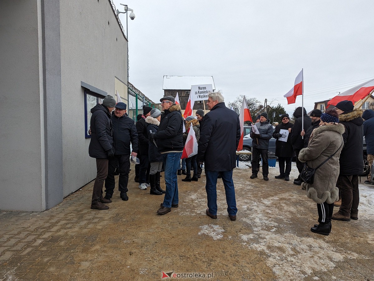 Manifestacja w obronie M. Wąsika przed ZK Przytuły Stare [12.01.2023] - zdjęcie #14 - eOstroleka.pl