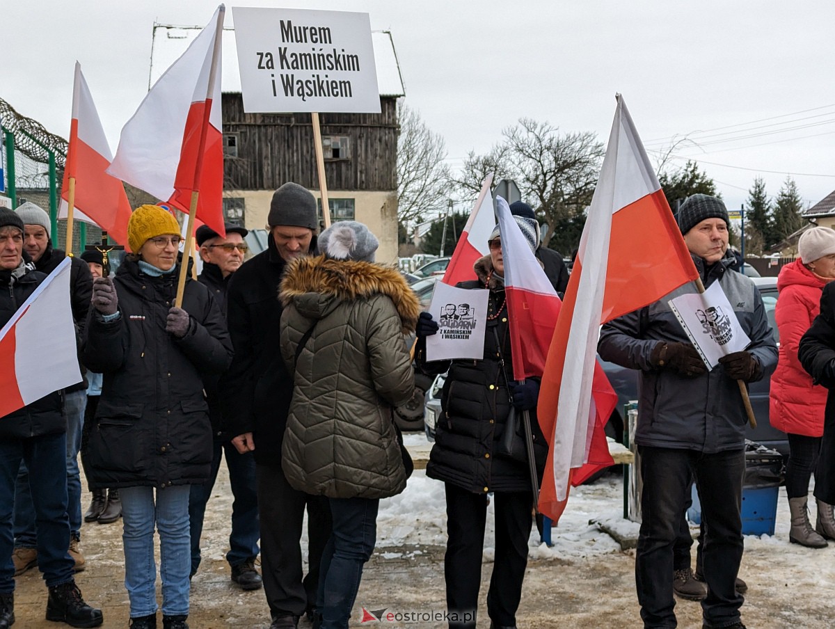 Manifestacja w obronie M. Wąsika przed ZK Przytuły Stare [12.01.2023] - zdjęcie #47 - eOstroleka.pl