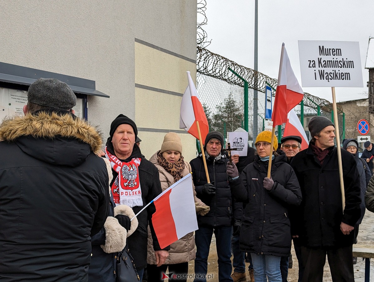 Manifestacja w obronie M. Wąsika przed ZK Przytuły Stare [12.01.2023] - zdjęcie #18 - eOstroleka.pl