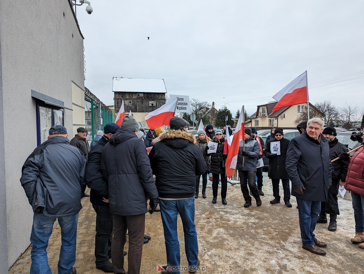 Manifestacja w obronie M. Wąsika przed ZK Przytuły Stare [12.01.2023] - zdjęcie #20 - eOstroleka.pl